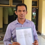 Mahmud, Anggota Fraksi Keadilan Hati Nurani DPRD Bangkalan menunjukkan daftar anggota dewan yang menyetujui pengajuan hak angket.