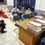 Ketua Satgas Yuridis Kantor Pertanahan Gresik, Wasono Gigih Lanang Sejati saat rapat koordinasi  dengan  seluruh tim teknis lapangan. FOTO: ist.
