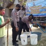 Warga sedang mengantre air bersih dari BPBD Kabupaten Ngawi.