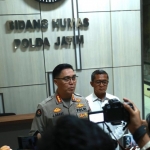 Kabid Humas Polda Jatim, Kombes Pol Jules Abraham Abast saat memberikan keterangan pers