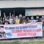 Relawan Yes foto bersama usai membagikan takjil kepada warga di jalan.
