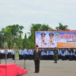 Bupati Gresik Sambari Halim Radianto saat memimpin upacara Hari Pahlawan, tahun 2016 lalu. foto: ist