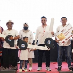 Direktur Utama PT Semen Gresik, Muchamad Supriyadi (paling kiri) saat memberikan hadiah doorprize berupa sepeda motor sebagai apresiasi bagi para pemenang program spot selling atas pembelian semen kantong terbanyak di The Sunan Hotel Solo, Jawa Tengah. Foto: Ist