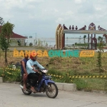 Warga saat melintasi Bendungan Semantok di Nganjuk yang masih ditutup. Foto: BAMBANG DWI JULIANTO