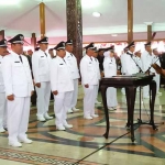 Bupati Blitar Rijanto melantik 21 Kades terpilih Pilkades serentak. foto: AKINA/ BANGSAONLINE