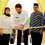 Wakil Wali Kota Pasuruan Raharto Teno Prasetyo menggunting pita tanda diresmikannya Musholla Al Amin UPT SMPN 5 Kota Pasuruan.