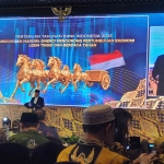  Prof Dr KH Asep Saifuddin Chalim, MA, saat menyampaikan testimoni dalam acara Pertemuan Tahunan  2025 yang digelar Bank Indonesia Provinsi Jawa di Hotel Double Tree Jalan Tunjungan Surabaya, Jumat (28/11/2025) malam.  Foto: MMA/bangsaonline