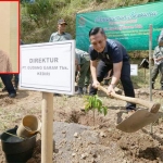 Humas PT. Gudang Garam Ihwan Tri Cahyono bersama Administratur Perum Perhutani Mustopa saat menanam bibit durian dan alpukat dilereng Gunung Wilis. Inset, Wakil Direktur SDM dan PU PT Gudang Garam Tbk. Slamet Budiono.