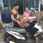 Sudiono Fauzan saat menjenguk Sofi, korban begal sepeda motor.