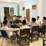 Achmad Rubaie (baju hitam) saat rapat konsolidasi dengan para pimpinan partai politik pendukung Gus Barra yang juga dihadiri Prof Dr KH Asep Saifuddin Chalim, MA dan Gus Barra Kafe Universitas KH. Abdul Chalim (UAC) Mojokerto, Kamis (30/5/2024). Foto: M. Sulthon Neagara/ BANGSAONLINE