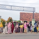 Emak-Emak wali murid bersama para siswa saat melakukan aksi demo.