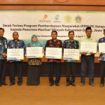 Bupati Sambari menyalami perwakilan 6 desa para penerima bantuan dari PC Ketapang II LTD.