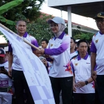 Wali Kota Kediri saat melepas keberangkatan peserta Mapan Color Run. Foto: Ist