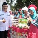 Wali Kota Saifullah Yusuf saat menyerahkan hadiah kepada pemenang festival lomba cipta menu di Taman Sekargadung, Rabu (11/10/23).