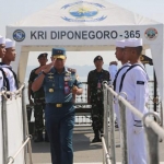 Pangkoarmada II saat melakukan pengecekan langsung KRI Diponegoro-365.