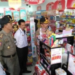 Kasatpol PP Kota Malang Drs. Priyadi M.M. didampingi Kabid PPUD Drs. Bambang Irawan M.Si menertibkan satu toko modern di Jalan Sarangan, Selasa (06/08). 