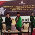 Ketua DPC PPP Pamekasan, Wazirul Jihad, bersama Ketua KPU Pamekasan, Moh Halili.