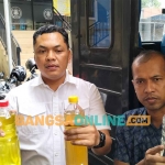 Petugas saat menunjukkan minuman keras yang disita dalam gudang di Jalan Sawunggaling, Kelurahan Sentul, Kecamatan Kepanjen Kidul, Kota Blitar. Foto: AKINA NUR ALANA/BANGSAONLINE