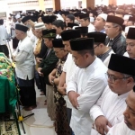 Kang Irwan (dua dari kanan shaf pertama) ikut mensalatkan jenazah Gus Sholah di masjid komplek Pondok Pesantren Tebuireng, Jombang. foto: ist.