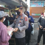 Brigjen Pol Yusuf saat memberikan sembako kepada salah satu PKL di sekitar Alun-Alun Kota Batu.