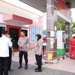 Kapolres Sumenep AKBP Anang Hardiyanto (dua dari kanan, red) saat sidak SPBU 