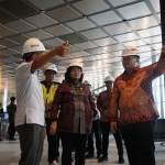 Bupati Kediri, Hanindhito Himawan Pramana, saat meninjau Bandara Internasional Dhoho. Foto: Ist