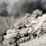 Gunung Bromo mengeluarkan abu vulkanik. foto: antara