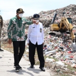 Bupati Sidoarjo, Ahmad Muhdlor Ali, saat sidak ke TPA Jabon. Foto: Kominfo Sidoarjo