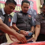 Kasatreskrim Kompol Manang Soebekti (tengah), Kanit Tipidkor Iptu Hari Susanto (kiri) dan Kasubbag Humas AKP Samsul Hadi, saat menata uang hasil OTT. foto: nanang i/ BANGSAONLINE