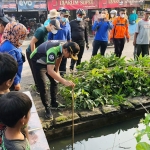 CEK: Bupati Muhdlor mengecek saluran air di Desa Kalitengah, Kecamatan Tanggulangin, Minggu (13/3/2022). foto: ist.