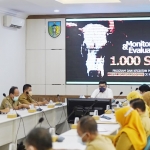 Bupati Kediri Hanindhito Himawan Pramana saat memimpin rapat evaluasi dengan para stafnya. foto: ist.