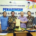 Wakil Ketua DPC PD Gresik Suberi saat mengambil formulir pendaftaran bakal cawabup di Golkar. foto: SYUHUD/ BANGSAONLINE