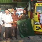 SIMBOLIS: Wakil Ketua PCNU Sidoarjo H Akhmad Khoiri didampingi Direktur NU Care Lazisnu Sidoarjo Dodi Diauddin memberangkatkan bantuan korban gempa Lombok, Kamis (13/9). Foto: MUSTAIN/BANGSAONLINE