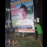 Relawan memasang baliho Aris Gunawan. foto: ist