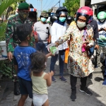 Wali Kota Risma membagikan masker kepada warga. 