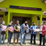 Koordinator Kegiatan Baksos, Suwandi (jaket merah) bersama anggota FBT menyerahkan ratusan paket baju layak pakai dan sembako kepada eks penderita kusta.