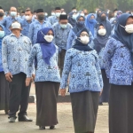 Para ASN di lingkungan Pemkab Gresik saat mengikuti apel. foto: SYUHUD/ BANGSAONLINE