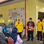 Ketua DPD Partai Golkar Kabupaten Pasuruan Rias Judika Drastika saat memberikan sambutan pada kegiatan vaksinasi di kantor DPD.