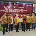 Ketua KPU Tuban saat menyerahkan salinan surat keputusan penetapan calon bupati dan wakil bupati terpilih kepada Ketua DPRD Tuban, Sugiantoro