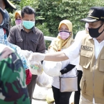 Bupati Fadeli saat membagikan sembako.