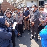Wakil Ketua DPRD Jember, Ahmad Halim, saat menerima massa aksi di depan gedung dewan.