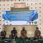Kasi Intel Kejari Lamongan, Condro Maharanto, dan Tim saat memberi penyuluhan hukum dalam program jaksa masuk sekolah di SMAN 1 Sekaran.
