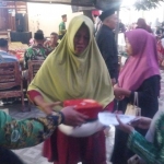  Salah seorang warga Desa Jabon saat menerima bantuan. (Ist).