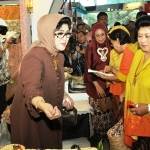 ?Bu Karwo memberi penjelasan tentang produk Dekranasda Jatim kepada Ibu Negara Ani Bambang Yudhoyono ketika mengunjungi stan dekranasda Jatim. foto:humas untuk BANGSAONLINE