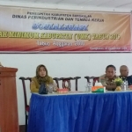 Kadisperenaker Dra. Amina Rahmawati memaparkan terkait sosialisasi UMK Bangkalan 2019 di Hotel Ningrat Bangkalan.