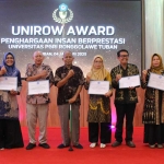 Pemberian penghargaan kepada para tokoh dan civitas akademika Unirow Tuban.