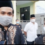 Ali Mannagalli, putra Gubernur Jatim Khofifah Indar Parawansa ikut serta bersama Gus Barra menyalurkan bantuan ratusan paket sembako.