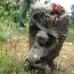 ?

Arca Kangkang bergambar anak kecil telanjang. Foto:aris yudi santoso/BANGSAONLINE