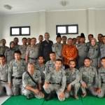 Penjabat Bupati, Akmal Boedianto saat acara di kantor Satpol PP. foto: syuhud/ BANGSAONLINE.
