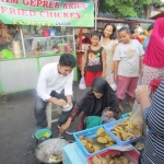 Emil saat mengcoba membuat martabak mie Madura di pasar kaget takjil Karang Menjangan, Surabaya.
